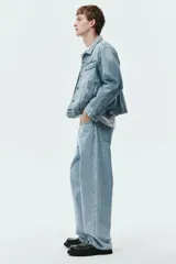 Jean de corte baggy en denim de algodón rígido, color celeste claro, con diseño de cinco bolsillos, tiro bajo y piernas redondeadas extraamplias.