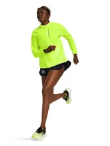 Campera deportiva amarilla flúor con capucha, cierre frontal y logo Under Armour en la manga.