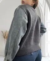 Sweater gris con mangas largas de jean.
