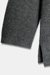 Jersey de punto liso con cuello redondo y manga larga, confeccionado en un tejido de tacto suave.