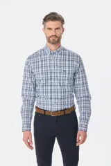 Camisa de manga larga con estampado de cuadros en tonos azules, grises y marrones. Presenta cuello abotonado, bolsillo frontal en el pecho y botones personalizados.