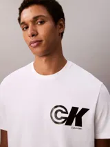 Remera de algodón regenerativo Calvin Klein de corte regular, color blanco, con cuello redondo y mangas cortas. Presenta un estampado gráfico con el monograma de la marca en contraste sobre el pecho.