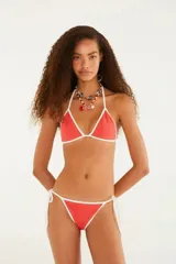 Bikini rojo con ribete blanco, con tiras finas ajustables y laterales con nudo.