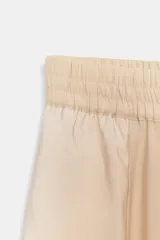 Pantalón de tiro medio con cintura elástica ajustable con cordón. Presenta un diseño de paneles laterales en tejido técnico contrastante y bolsillos tipo cargo. Su corte es holgado con pernera que se estrecha hacia el tobillo.