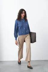Pantalón de corte recto y tiro alto, color bordó, con costuras verticales frontales y bolsillos laterales.