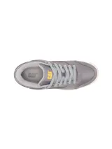 Championes Cat modelo Theorem, de estilo urbano inspirado en los años 90. Confeccionados en una combinación de ante, nylon y microfibra en tono gris. Presentan entresuela de EVA para amortiguación, suela de goma con tracción y detalles de la marca en el lateral y la lengüeta.