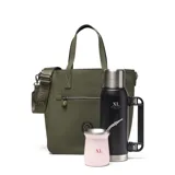 Cartera tipo tote color verde militar, con diseño funcional para transportar termo y mate. Cuenta con doble asa fija, correa regulable extraíble con logo grabado, bolsillo frontal con cierre y logo circular de la marca en la parte inferior.