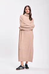 Vestido largo color beige de punto canalé con cuello alto.