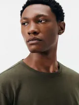 Camiseta blanca de algodón de manga larga y cuello redondo.