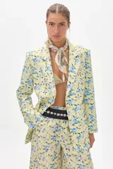 Blazer de lino con estampado floral, corte entallado, largo a la cadera, cuello solapa, un botón central, dos bolsillos delanteros, forro interior y hombros levemente marcados.