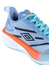 Championes de running Umbro modelo Speed, color celeste con detalles en naranja y blanco. Presentan una estructura de malla transpirable, cordones en tono turquesa y entresuela con amortiguación.