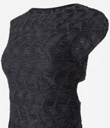 Blusa sin mangas de color negro, confeccionada en tejido texturizado con cuello redondo y abertura en la espalda.