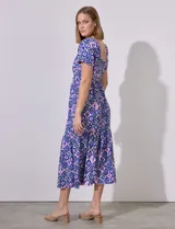 Vestido largo estampado con escote en V, corte bajo el busto, cintura elastizada y espalda en punto smock.