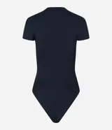 Body manga corta color borgoña, con cuello redondo medio y cierre inferior.