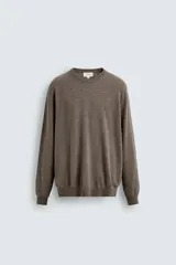 Jersey de punto de cashmere con corte regular fit, cuello redondo y manga larga. Presenta acabados en rib en puños y ruedo.