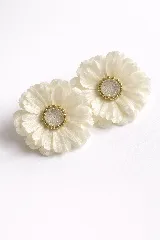 Par de caravanas con diseño de flor de tela color crema y centro de resina con strass.