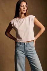 Remera de algodón color marrón, de corte crop y cuello redondo, con mangas cortas de estilo sisa.