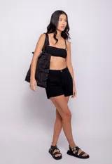 Top de bikini negro strapless con breteles finos regulables y gancho en la espalda.