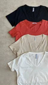 Remera blanca de algodón con escote en V y mangas cortas.