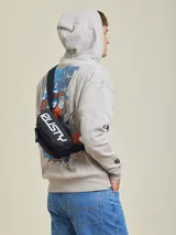 Riñonera negra con logo Rusty estampado en blanco.