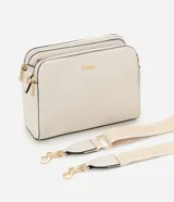 Bolso bandolera de tamaño mediano confeccionado en poliuretano color marrón, con tres compartimentos independientes con cierre de cremallera. Incluye una correa de hombro ajustable de cinta tejida bicolor y herrajes metálicos dorados.