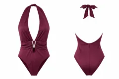 Body halter negro con escote profundo en V, herraje con strass en el centro del busto y diseño fruncido en la cintura. Confeccionado en tela suave y elastizada, tiene espalda descubierta.