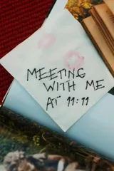 Jean de tiro medio, corte oversize y pierna ancha, confeccionado en denim 100% algodón con lavado degradé azul oscuro a claro. Presenta un estampado grande en color rojo en los bolsillos traseros con la frase "I LOVE ME". Tiene badana de PU color camel con logo grabado.