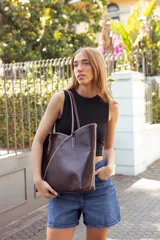 Bolso tote de cuero color marrón chocolate con costuras blancas a contraste.