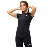 Remera deportiva negra de New Balance con tecnología NB DRYx de secado rápido, cuello redondo, mangas cortas, calce atlético y detalles reflectantes.