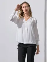 Blusa blanca de gasa marca Tahari, con escote en V, apliques de botones y detalle de punto smock en hombros y puños. Incluye musculosa a tono.