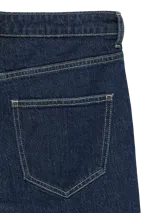 Jean de corte wide leg y tiro alto, confeccionado en denim azul oscuro. Presenta un diseño de cinco bolsillos y un ruedo ancho con doblez marcado.