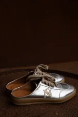 Zuecos plateados con cordones marrones y suela color caramelo.