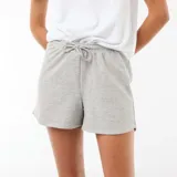 Short de muletón gris claro con cintura elástica y cordón ajustable.