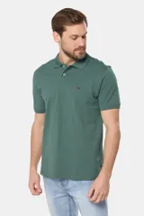 Remera polo azul con cuello en rib y botones personalizados.