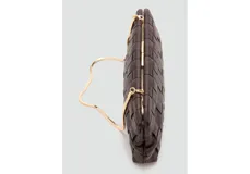 Bolso de mano tipo clutch con diseño trenzado, confeccionado en material sintético con acabado mate. Presenta una estructura rectangular y cierre superior.