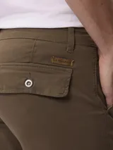 Pantalon cargo de gabardina color negro, con corte regular fit, tiro medio, cierre de boton y cremallera, y bolsillos laterales tipo cargo.