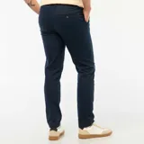 Pantalón chino de hombre, color azul marino, de corte ajustado (slim fit) y confeccionado en tejido de twill.