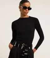 Blusa negra de mangas largas, confeccionada en viscosa sostenible, con cuello redondo y sisas raglán.