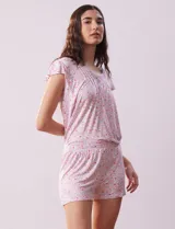 Conjunto de pijama de short y remera en tejido soft estampado. Remera de escote en V con aplique de puntilla, botones y detalle plisado. Short con cintura elastizada.