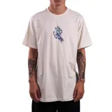 Remera de manga corta color blanco, con estampa central pequeña que representa una mano esquelética con llamas en tonos verdes y violetas. Diseño clásico de Santa Cruz Skateboards.