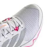 Championes de entrenamiento Adidas Rapidmove Go, color blanco con detalles en gris, naranja y fucsia. Presentan una estructura de malla transpirable, tecnología Climacool y suela con diseño geométrico.