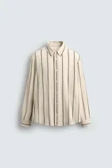 Camisa de corte relajado confeccionada en tejido mezcla de algodón, con diseño de rayas verticales, cuello solapa, manga larga con puños abotonados y cierre frontal de botones.