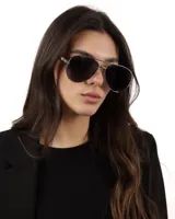 Lentes de sol estilo aviador con marco metálico plateado y cristales oscuros con protección UV400.
