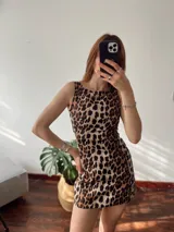 Vestido corto sin mangas con estampado animal print.