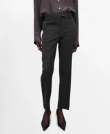 Pantalón de corte recto y tiro medio, color gris oscuro, con bolsillos laterales y pascadores para cinturón.