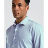 Camisa celeste de poplin stretch, de manga larga con cuello clásico y puños abotonados.