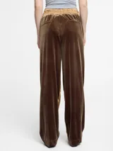 Pantalón negro de poliéster con elastano, corte recto y cintura elástica.