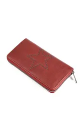 Billetera rectangular con cierre perimetral, confeccionada en cuero sintético color bordó, con diseño de estrella formado por tachas metálicas en la cara frontal.