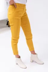 Pantalón mostaza de corte recto con bolsillos delanteros funcionales y falsos bolsillos traseros.