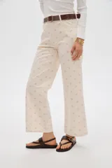 Pantalón recto de algodón color beige con estampado sutil y tiro medio.